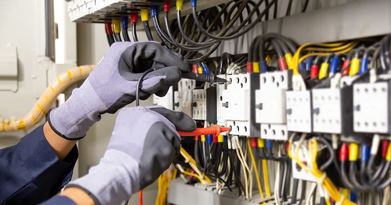 Commercial-Electrician-Working-on-Wiring